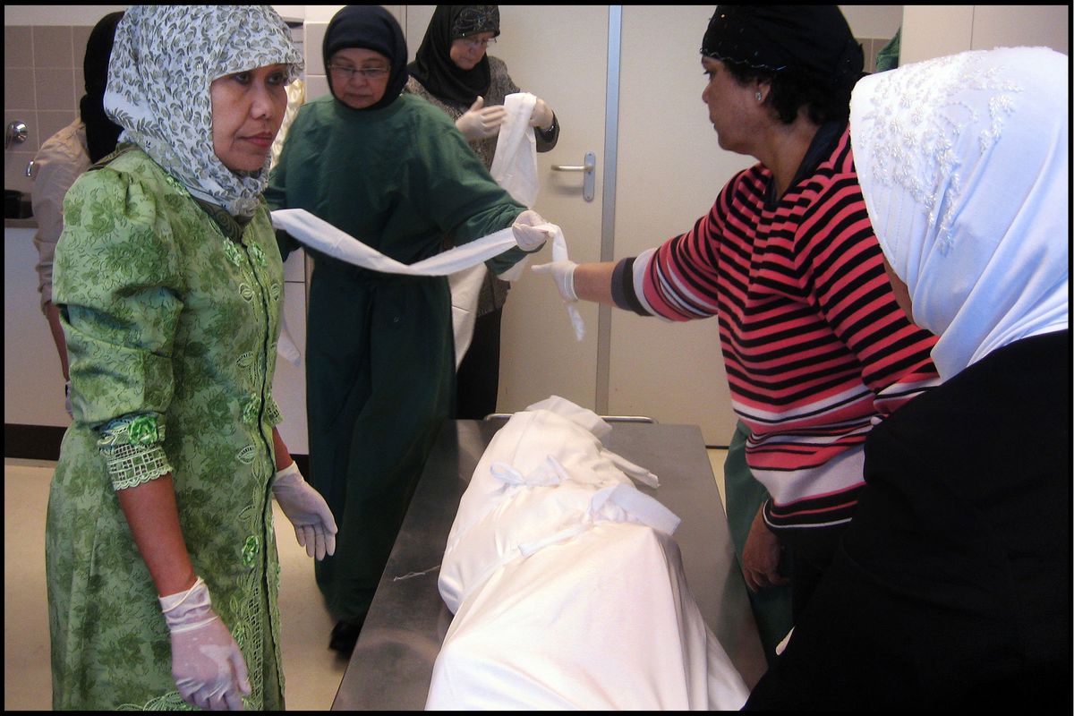 Lijkbewassing uitgevoerd door een speciaal opgeleide lijkbewassingsteam van Vereniging Rachmatullah Islam, gevestigd te Sint-Michielsgestel. Fotoarchief: Nurman Pasaribu