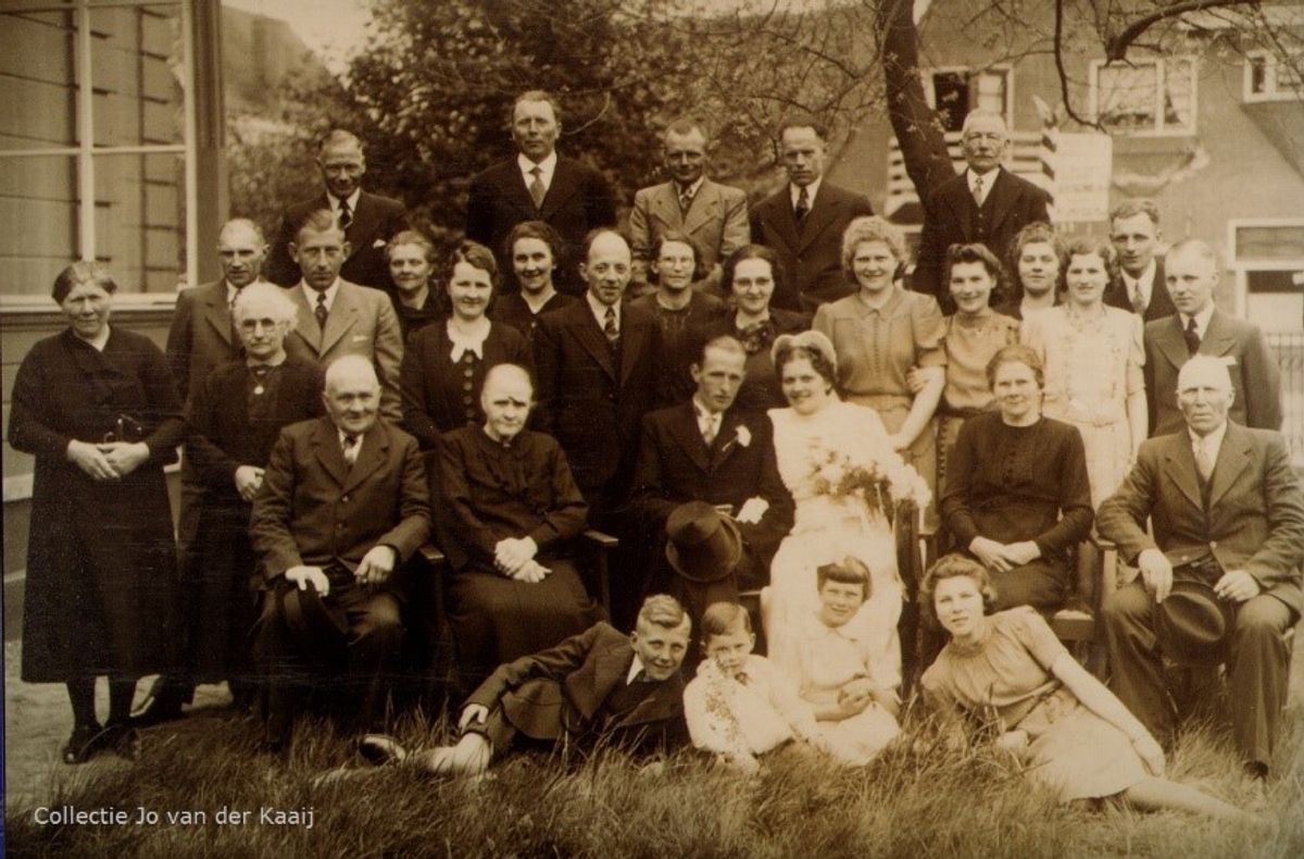 Familiefoto van de bruiloft (1941) van Gerrit Glaudemans met Lies Hellings. Naast de bruidegom zijn ouders en naast de bruid de ouders van Lies (2e moeder). Bovenste rij 2e van links Graad van de Berk (bekende tenorzanger), rechts boven Piet Hellings, onze gemeente veldwachter (collectie Jo van der Kaaij)