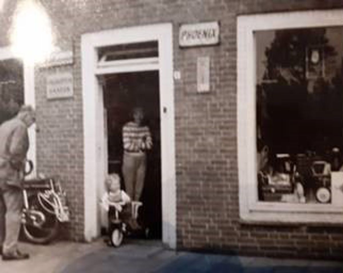Het nieuwe woonhuis met winkel