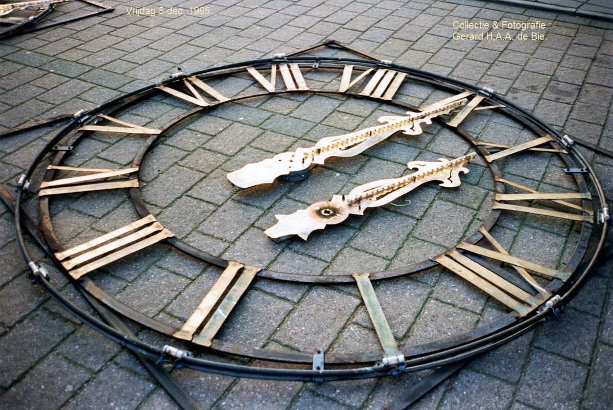 Wijzerplaat en wijzers, 1995 (foto: Gerard H.A.A. de Bie)