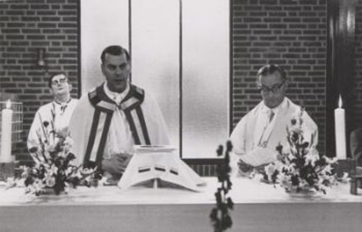 Inzegening door bisschop Bluyssen van de nieuwe kerk in 1969