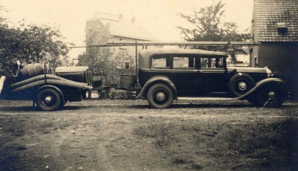 Een imposante foto van een “personenwagen met brandspuitaanhanger”, gemaakt in Sint-Michielsgestel. Waar en wanneer weten we niet. Maar er gaan ongetwijfeld veel verhalen schuil achter deze auto met al zijn materieel.