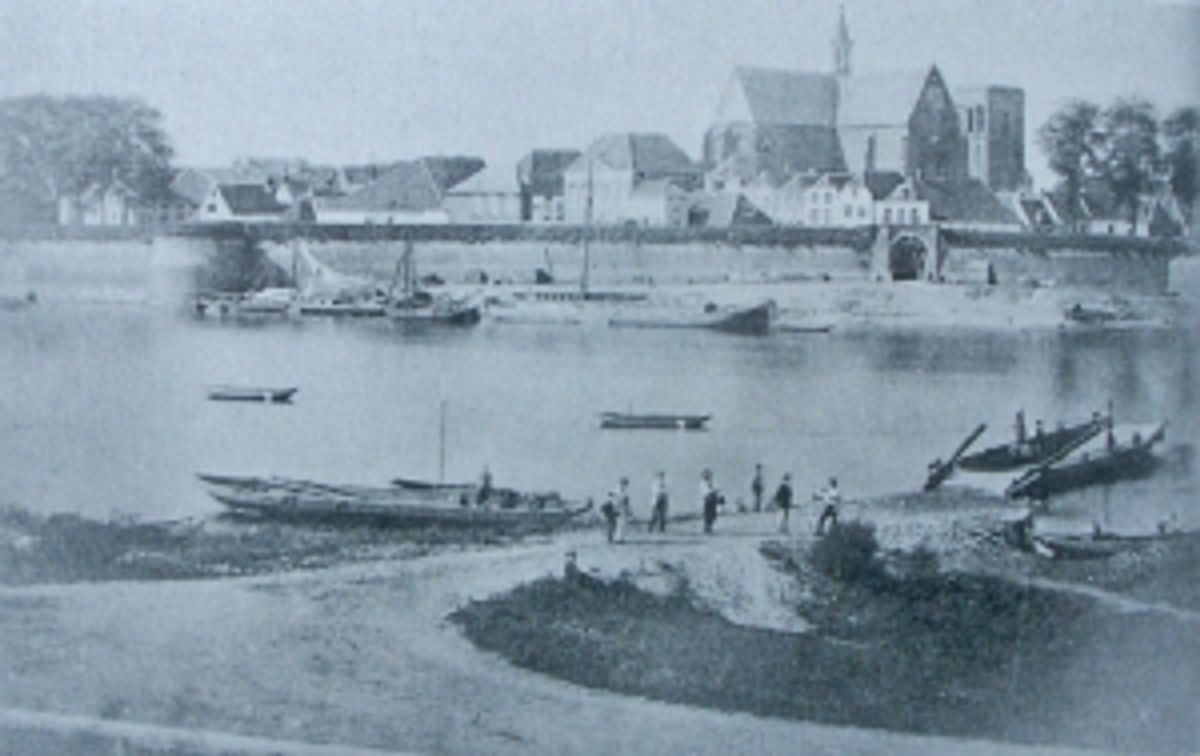 Gezicht op Grave in 1875, kort voor de afbraak van de vestingwerken