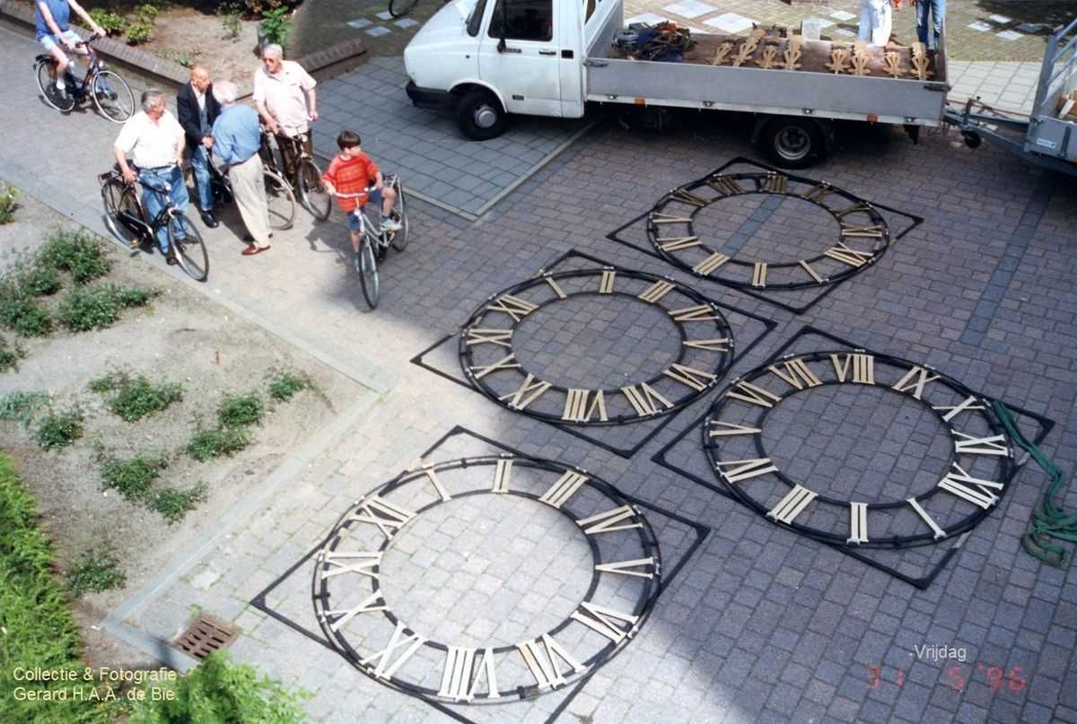 De wijzerplaten liggen klaar, 1996 (foto: Gerard H.A.A. de Bie)