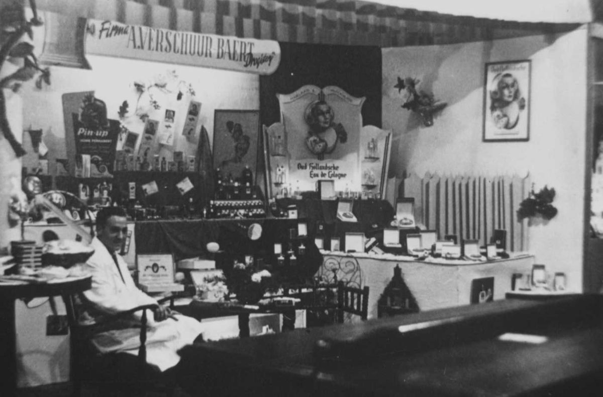 Stand van drogisterij A. Verschuur-Baert op de Mercurius tentoonstelling, c. 1950 (Fotograaf onbekend. Bron: Streekarchief Langstraat Heusden Altena nr. hsd04303)