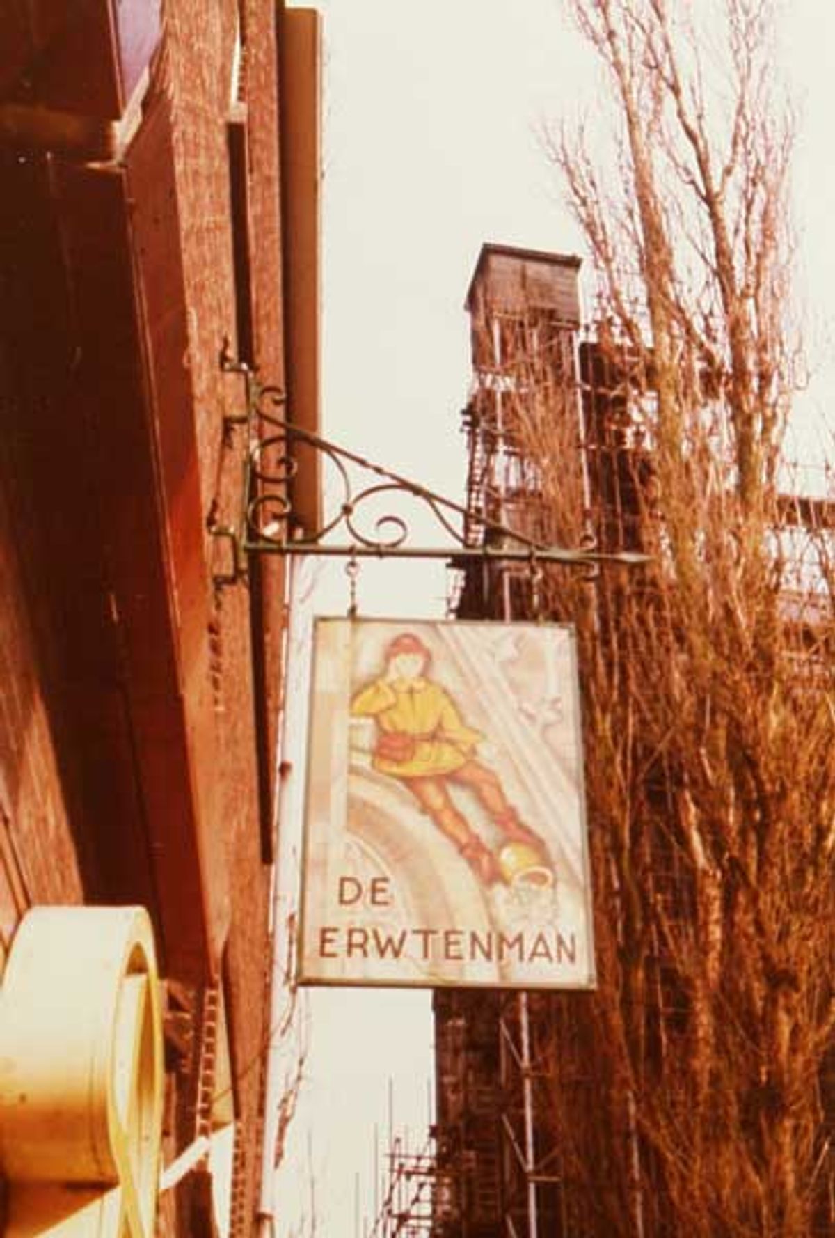 Uithangbord van 'De Erwtenman', c. 1970 (foto: J.A.M. Roelands. Bron: Erfgoed 's-Hertogenbosch, fotonr. 0036964. CC0)