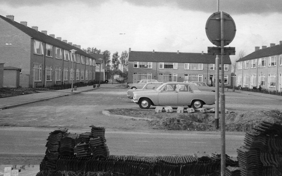 Volkshuisvesting; nieuwbouw van woningen aan het Doctor Mollerplein, gezien vanaf de Nieuwe Nieuwstraat, Boxtel 1968 (foto: collectie BHIC 1901-006921)