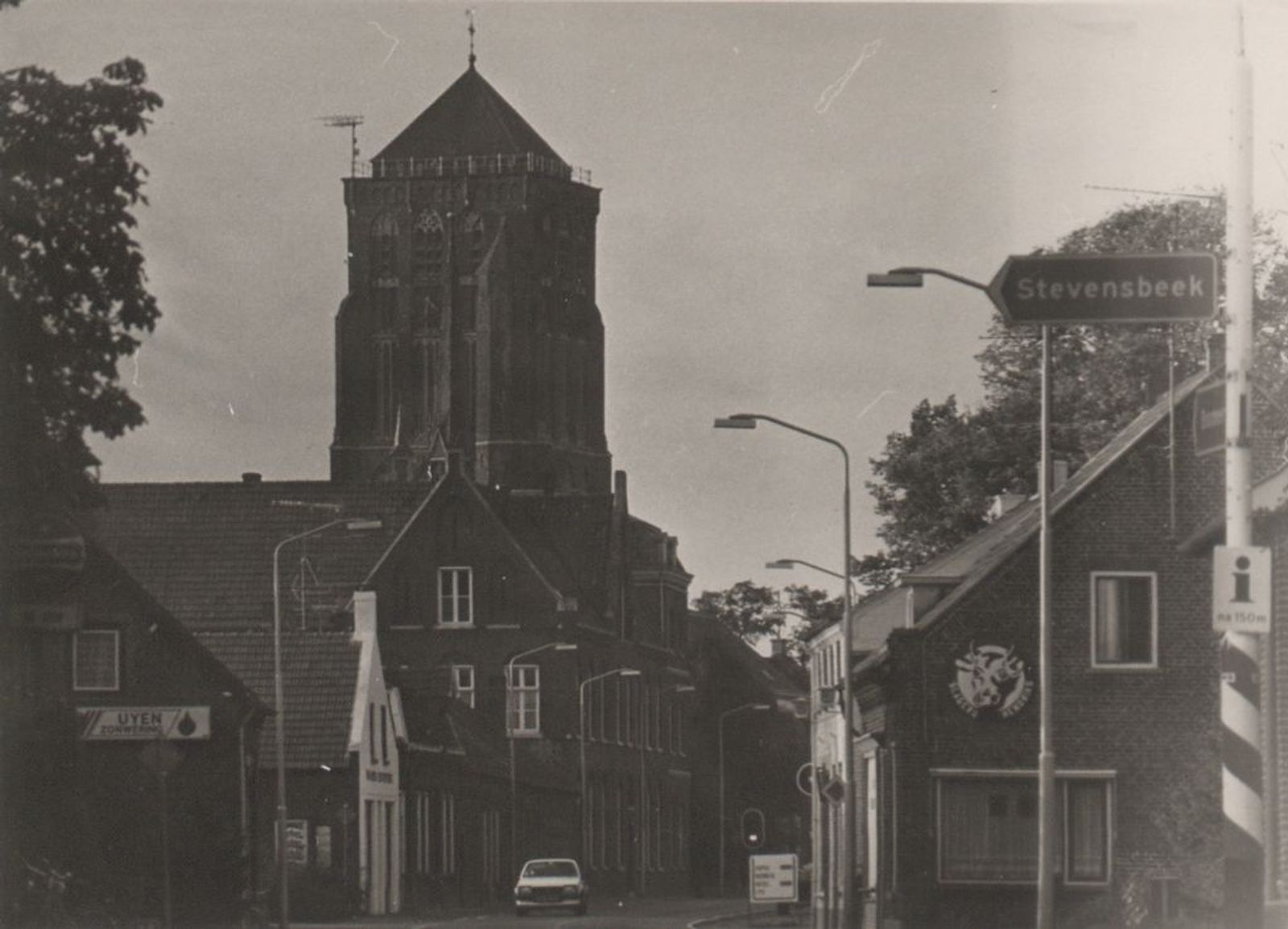 De Grotestraat vanuit het zuiden, met rechts slagerij van Chr. Zeegers, links de firma Uyen en daarachter met de witte gevel Van Rengs Zelfbediening.