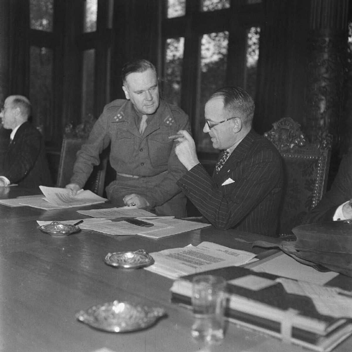 Generaal-majoor Kruls (links), bevelhebber Militair Gezag, in gesprek met minister van Oorlog J. Meynen, oktober 1945 (foto: Anefo / Charles Breijer. Bron: Nationaal Archief, nr. 900-8592, CC0)