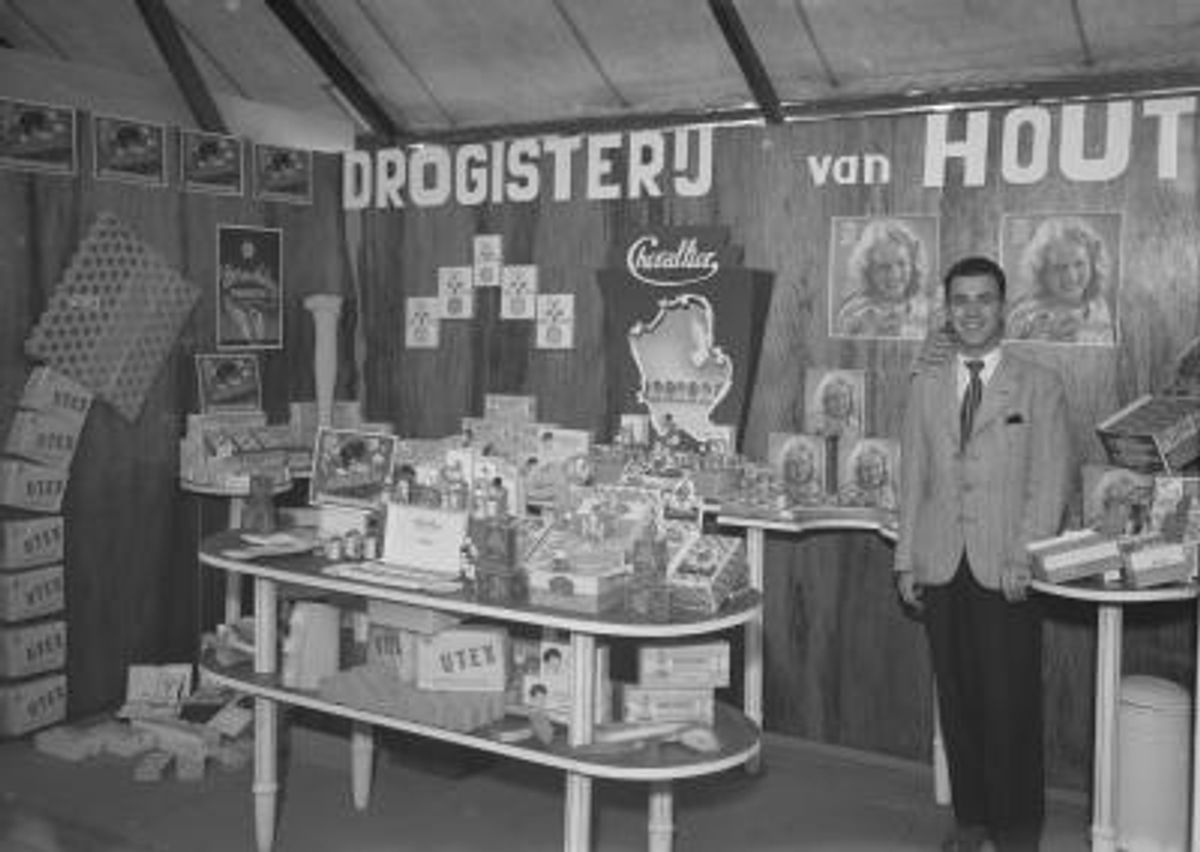 Veghel, Drogist Van Hout op de Minijto.
