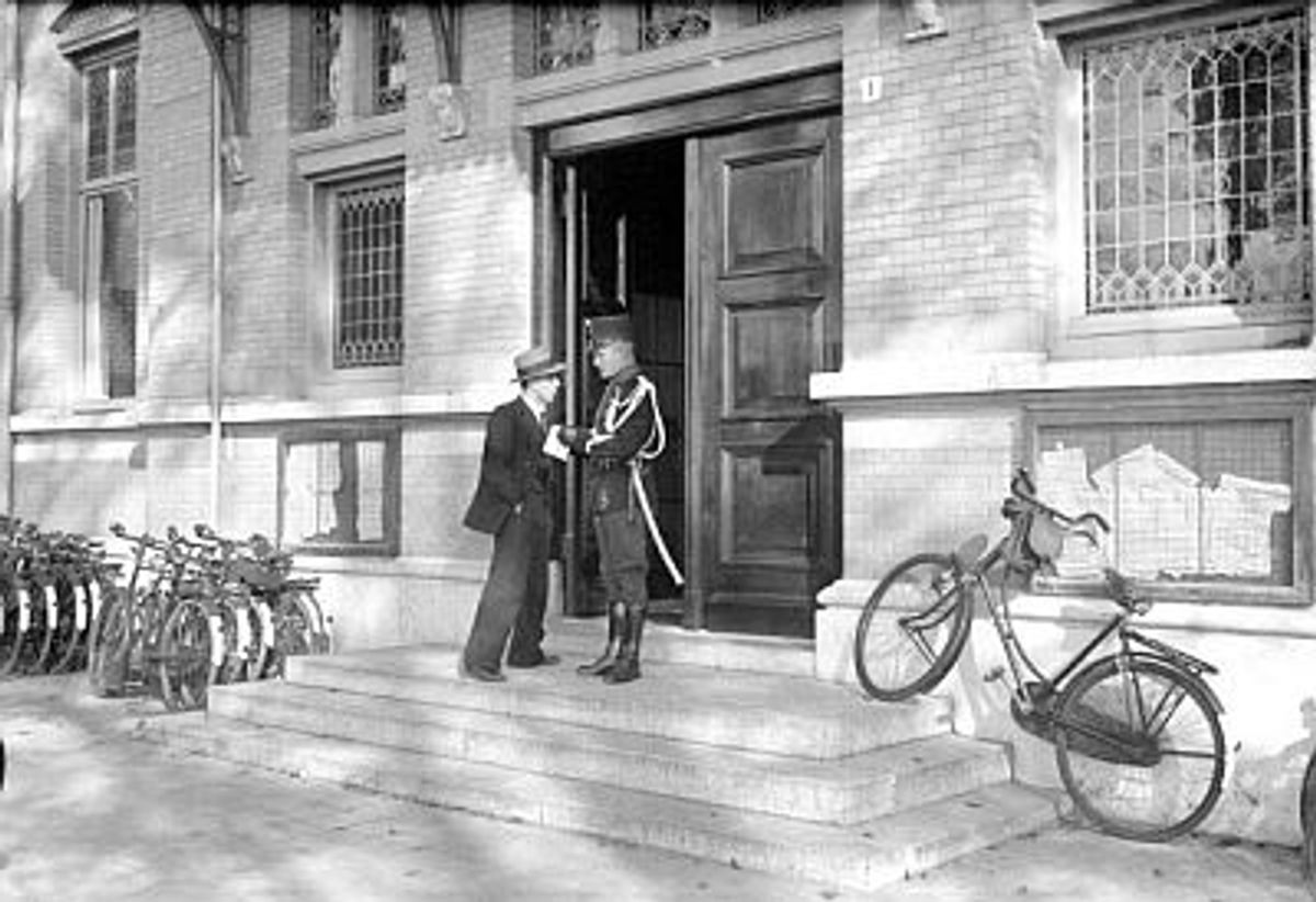 's-Hertogenbosch, 1935. Marchaussee controleert bij het Bossche Paleis van Justitie voor een zitting. Foto: Stadsarchief ’s-Hertogenbosch, nr. 0034197.