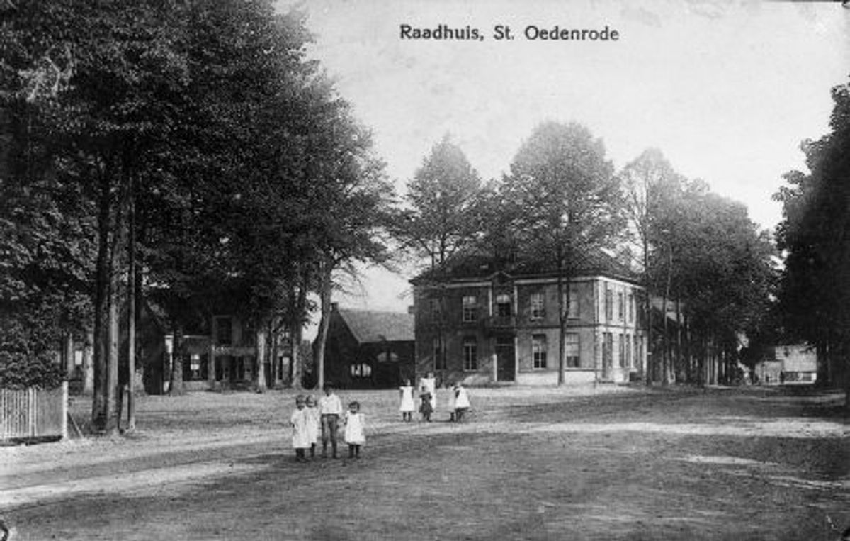 Raadhuis met het nog onverharde Marktveld (ca. 1910)