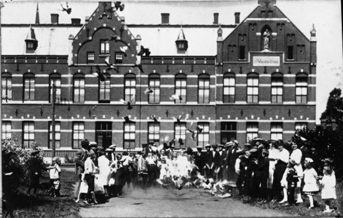 Oda-Klooster met het de Sint Vincentius meisjesschool (geheel rechts) bij het loslaten van de duiven (ca. 1906)