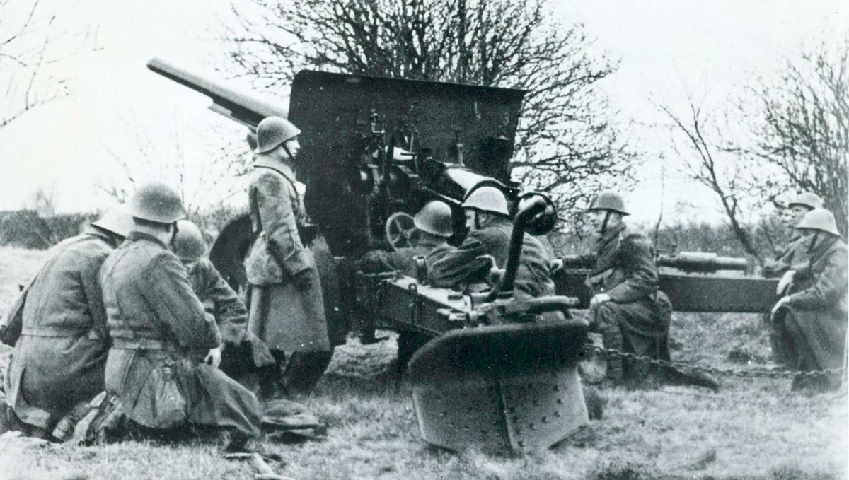 10. Veldgeschut in stelling, c. 1939-1940. Foto: Collectie Nederlands Instituut voor Militaire Historie nr. 2155_007412