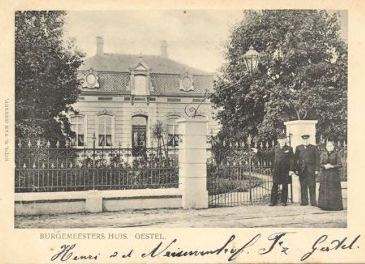 Villa van burgemeester Van Gennip. Bij de poort de burgemeester (midden) en zijn zus Cornelia (uitgever: B. van Gennip, bron: RHCe)