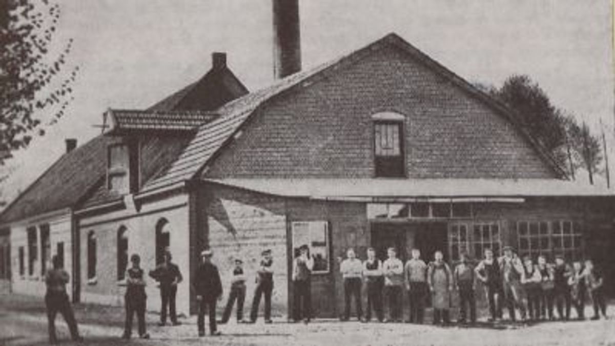 Klompenfabriek van Van Hout (ca. 1908)