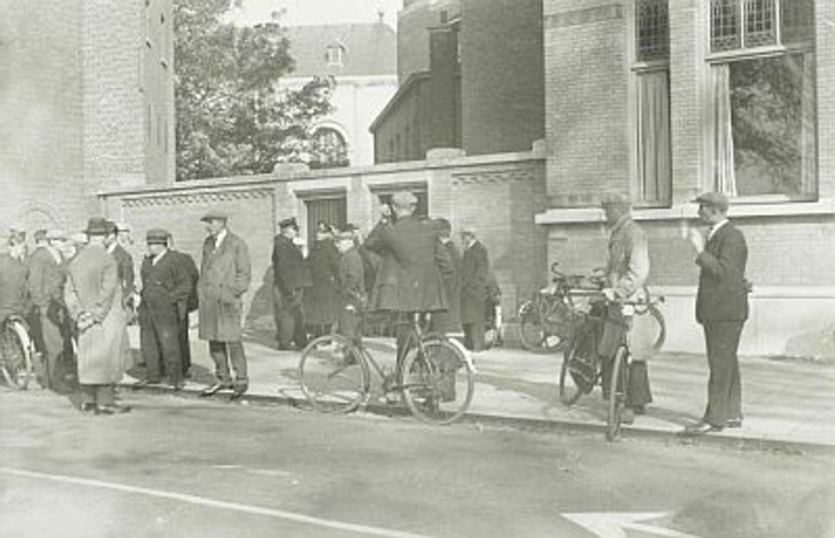 's-Hertogenbosch, 1935. Publieke belangstelling bij het Paleis van Justitie voor aanvang van een zitting. Foto: Stadsarchief 's-Hertogenbosch, nr. 0034196.