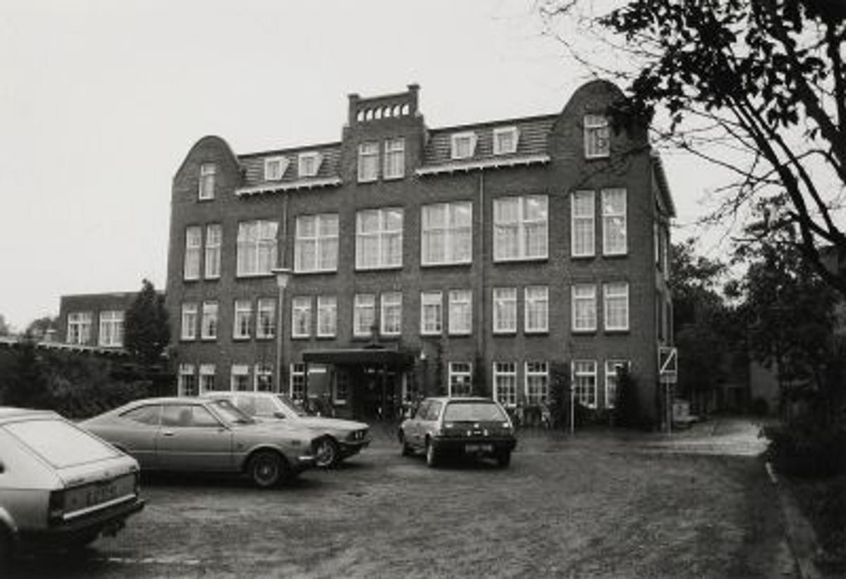 Sigarenfabriek Victor Hugo, gebouwd in 1910, foto 1985 (Collectie PNB)