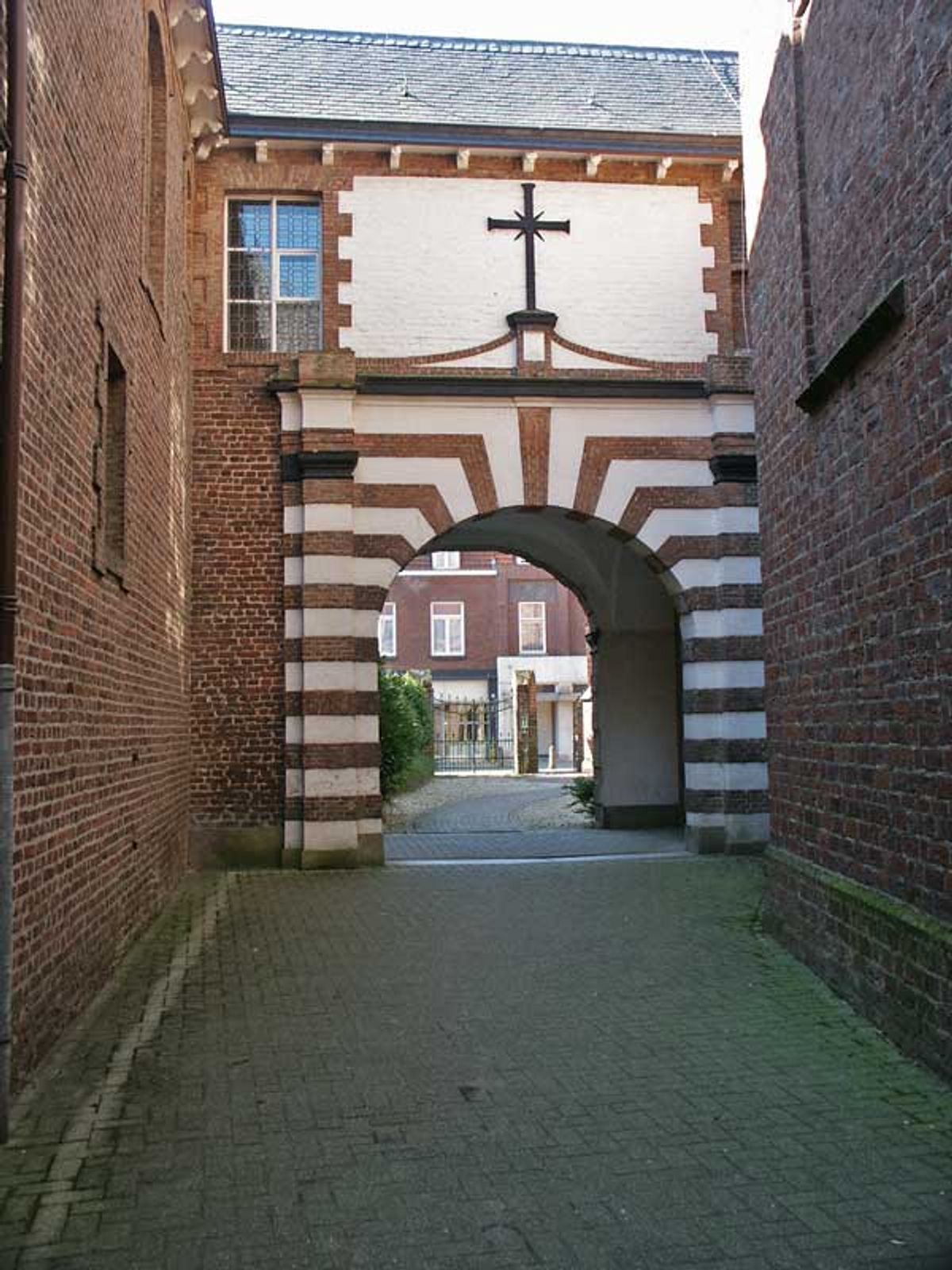 Poort van het Karmelietenklooster (foto: BHIC / Henk Buijks, 2009)