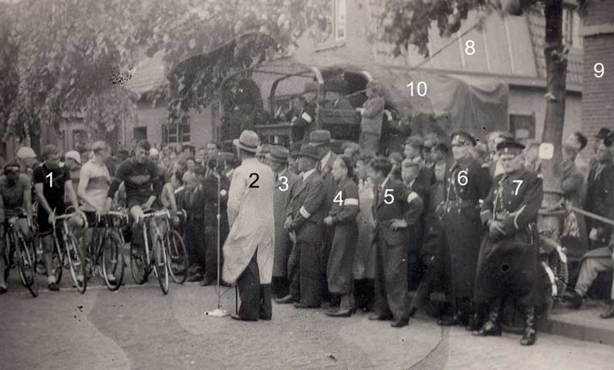 1. Frans van den Elshout; 2. Burgemeester Christ Hermus; 3. Sjef van Dalen; 4. Piet van Dalen (zoon van 3); 5. Jan van Dongen (van Leen van Dongen); 6. Politieagent Timmermans; 7. Politieagent Akkermans (foto: Jan Stoop)
