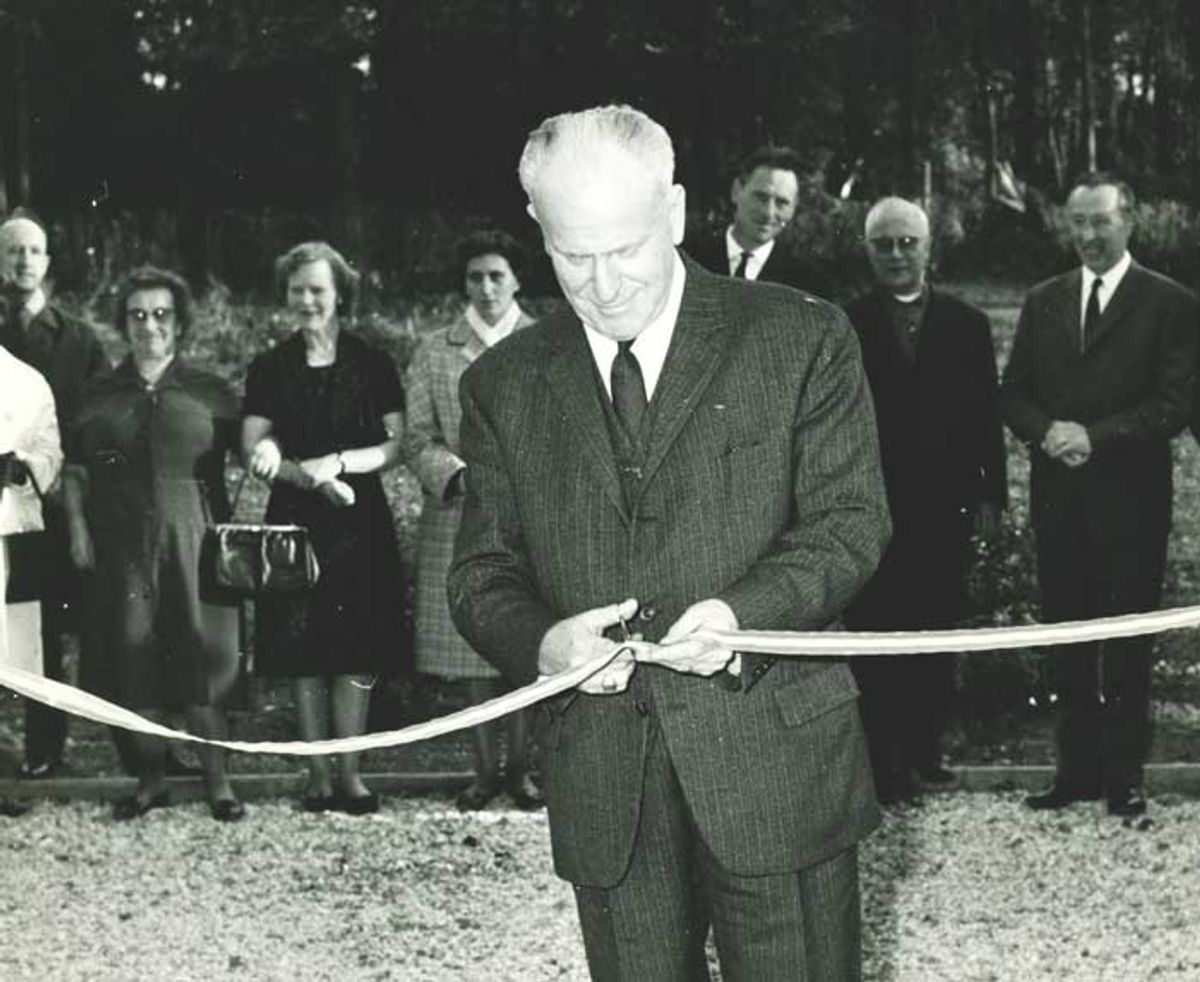 Feestelijke opening van het gemeenschapshuis verricht door burgemeester Hofmans van de gemeente Mill. 1ste persoon van rechts, achter: Marinus van den Hoogen; 2de: Pastoor Van Ooy; 3de (over schouder kijkend): Reinen; 1ste links achter (met kalend hoofd): Wim(?) Verhagen; de kleine vrouw daarnaast (met donkere bril): Anna Verstegen. (BHIC, GLD06571, foto: Fotostudio Jan Waarma)