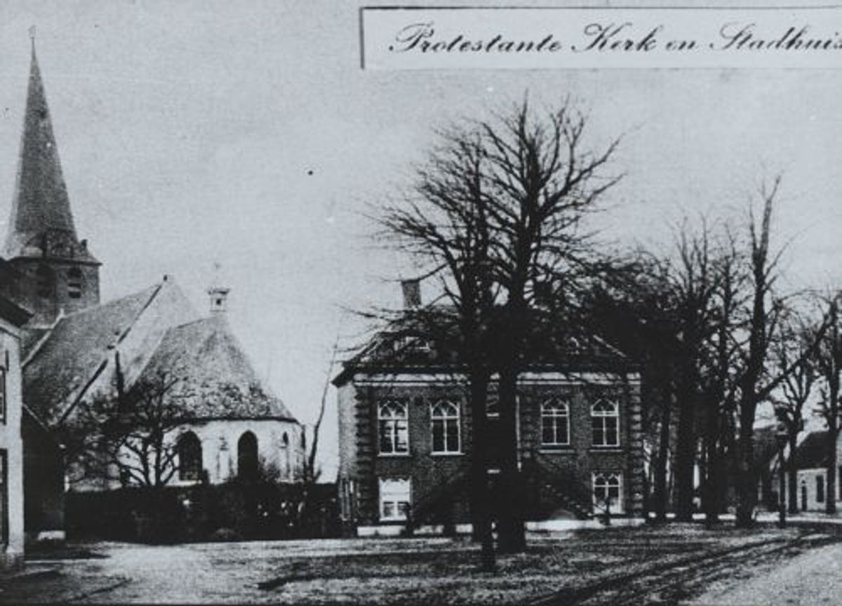 Het raadhuis, met links de Hervormde Kerk