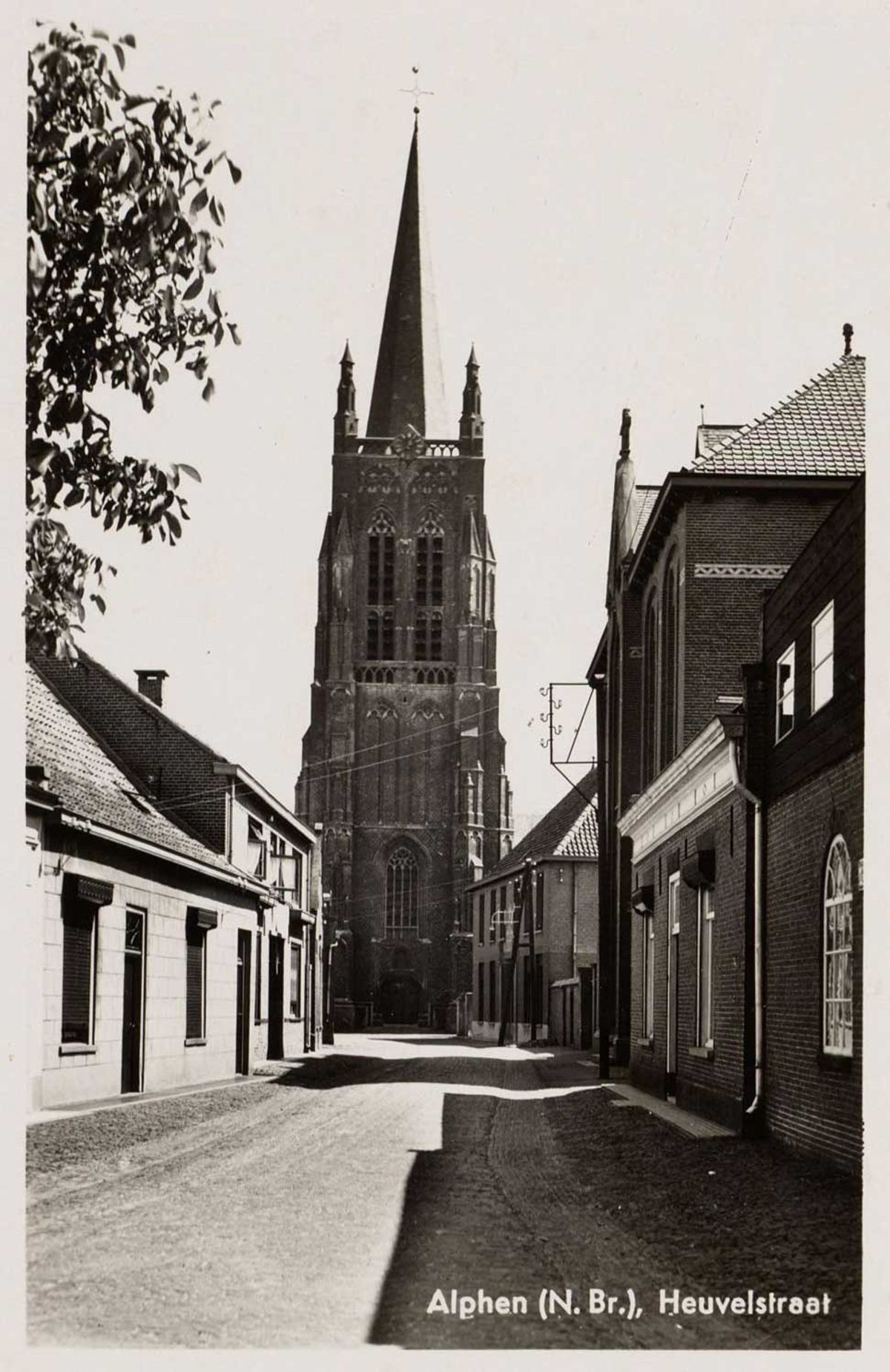De R.K. kerk St. Willibrordus in Alphen is gebouwd tussen 1559-1560, 1909