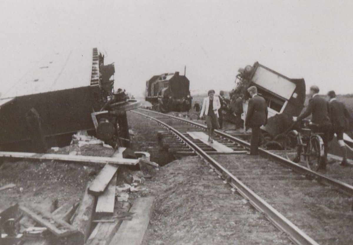 Ontspoorde Duitse pantsertrein in Mill