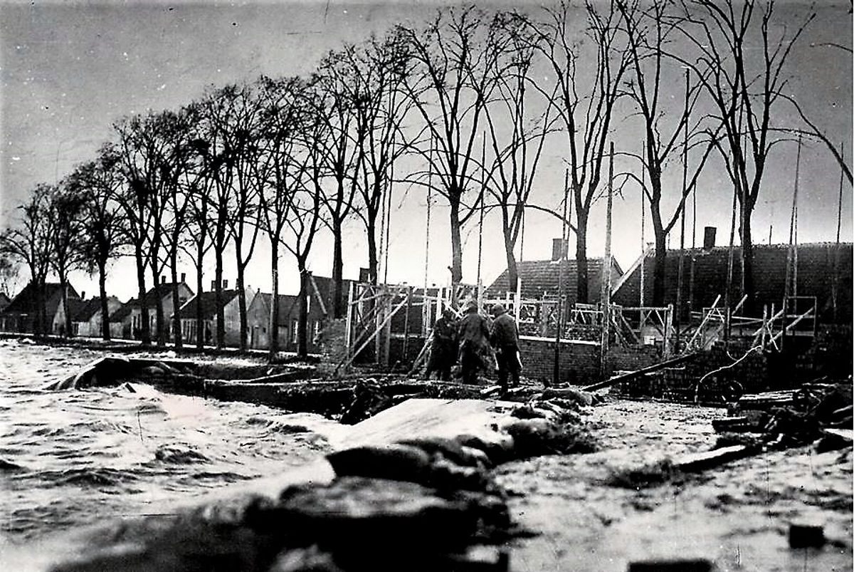 Het water van de Beerse Maas stond in 1918 tot aan de Orthense dijk (coll. Heemkundekring Orthense Schaar)