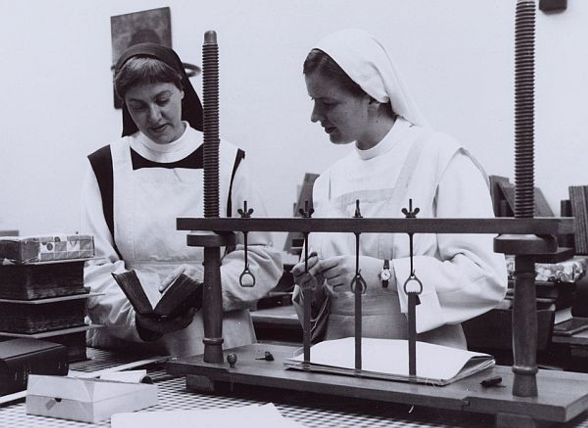 Zusters in de boekbinderij van Koningsoord, 1989. Fotograaf: Robin Lutz. Bron: RAT, fotonr. 061837.