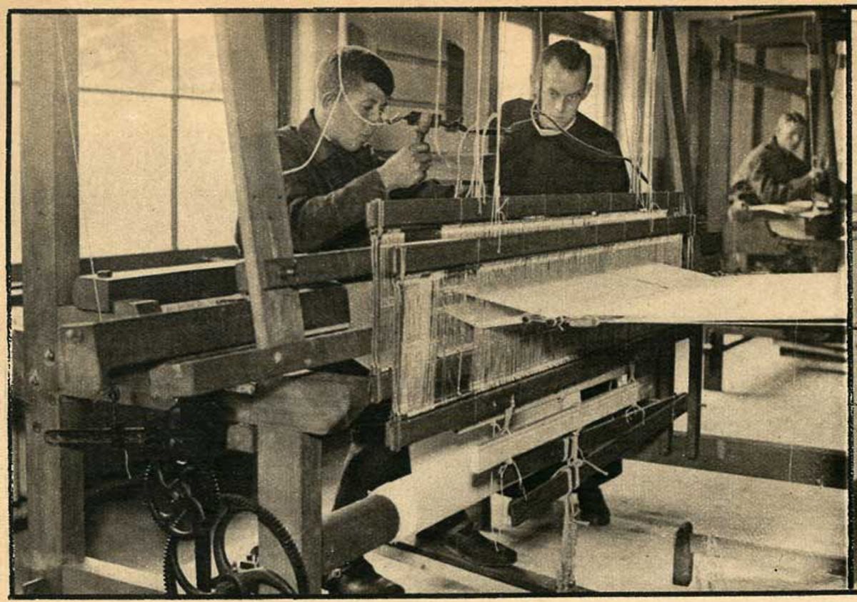 Les aan het weefgetouw (bron: Katholieke Illustratie, 1933)