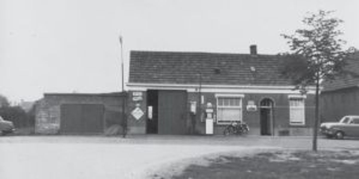 De garage van Toon Groos in de jaren 50