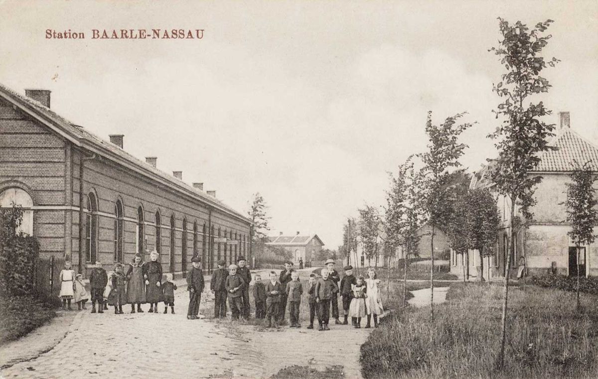 Station aan de Stationstraat; kwam tot stand bij de aanleg van het lijntje Turnhout-Tilburg dat op 1 oktober 1867 gereed kwam, 1914 (RAT)