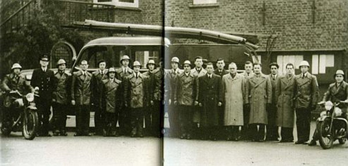 Nieuwe brandweerwagen voor het raadhuis, 31-12-1950. Foto Luciën Bressers