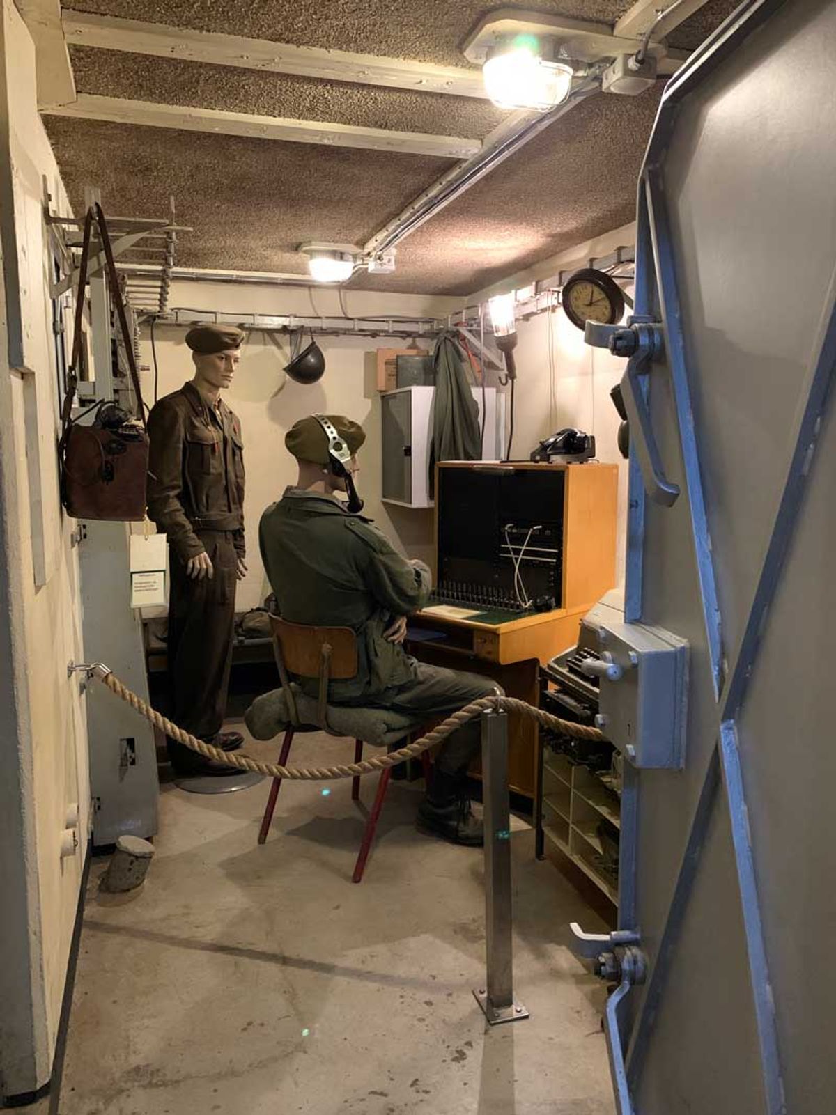 Deze linie- commandobunker uit 1952 bij Olst ((foto: © Rijksdienst voor het Cultureel Erfgoed, Ben de Vries. Bron: Onderzoekers in de etalage 2022 nr. 3) is authentiek ingericht
