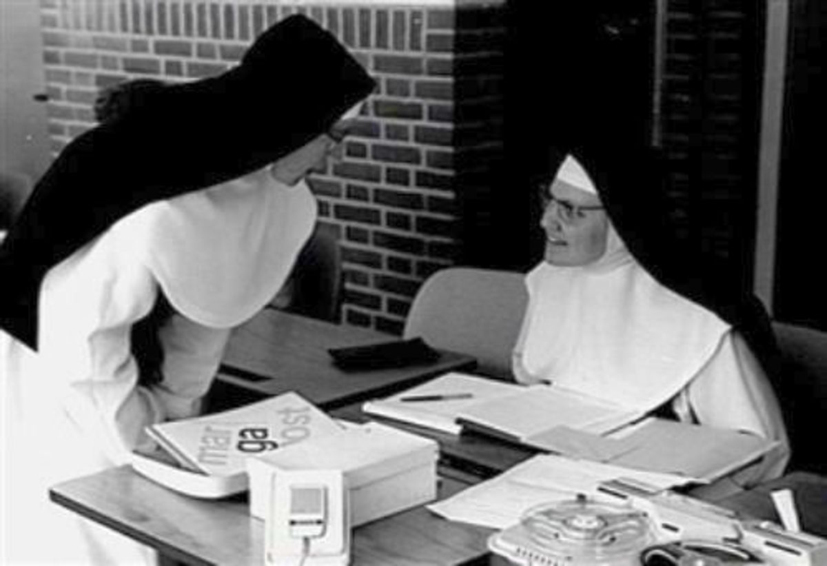 Zusters Godelieve en Benigna in Koningshof, 1968. Fotograaf: Robin Lutz. Bron: KDC, fotonr. 1A24580.