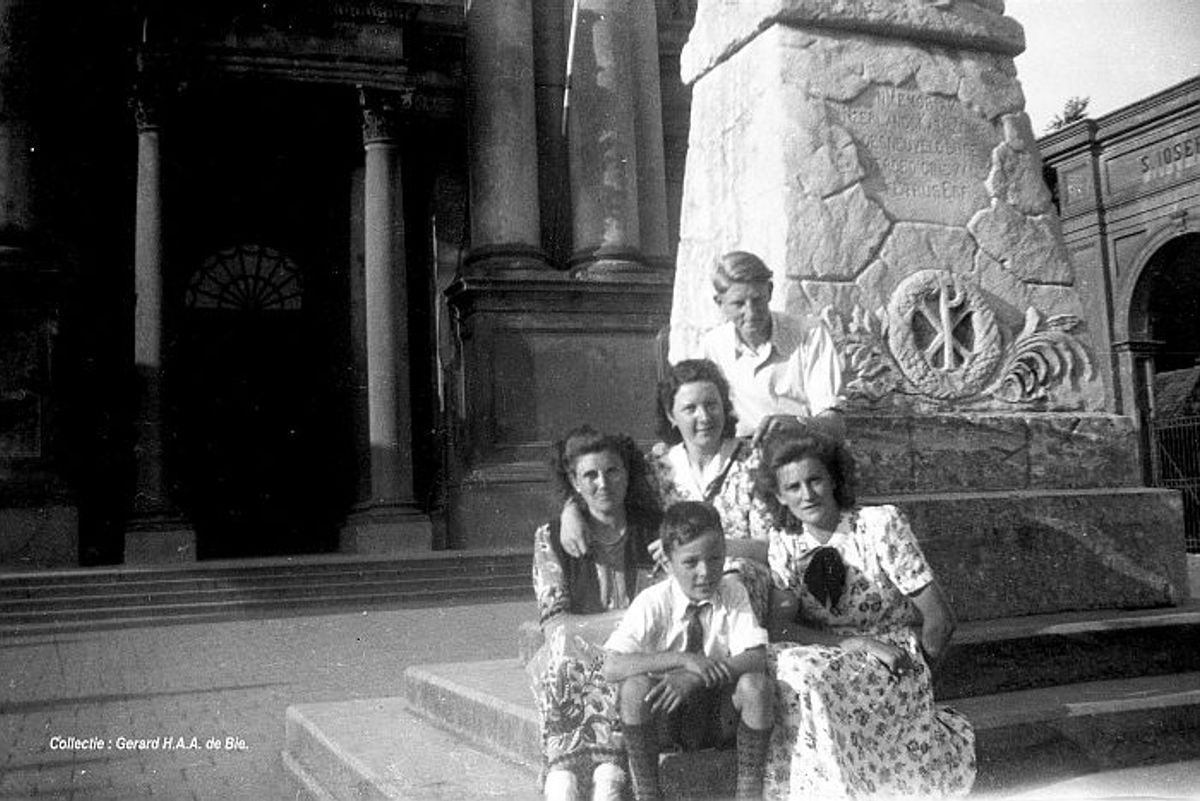Familie De Bie bij het zouavenmonument, c. 1950.