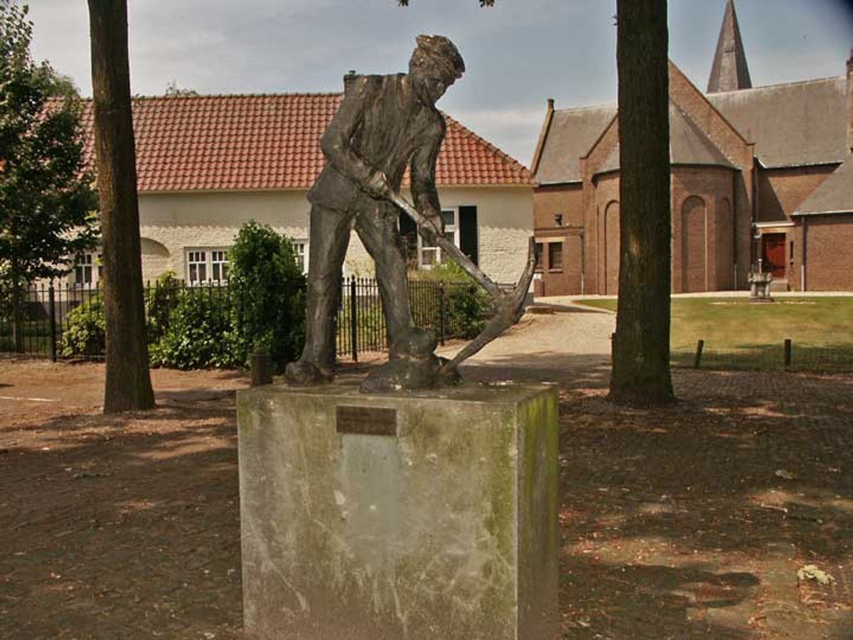 Beeld van de IJzerbroekwerker in Sint Hubert. Foto: BHIC / Henk Buijks