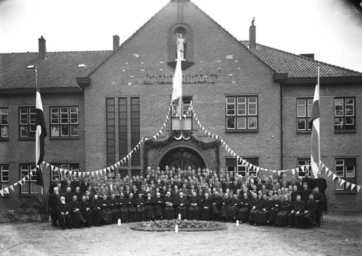 Groepsportret voor het Missiehuis, 1946 (Fotopersbureau Het Zuiden, collectie BHIC)