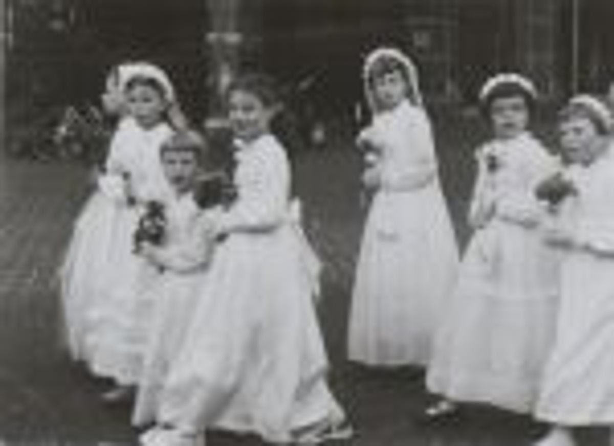 Bruidjes in de processie