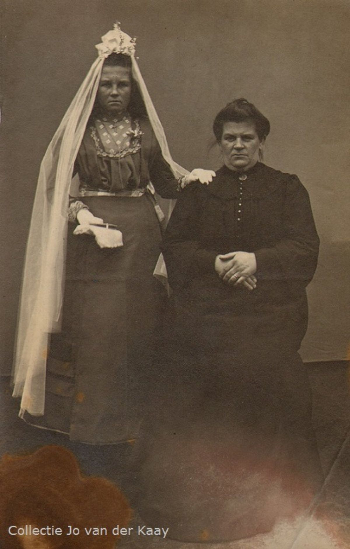 Moeke Leegte met dochter Lena bij haar Eerste H. Communie.