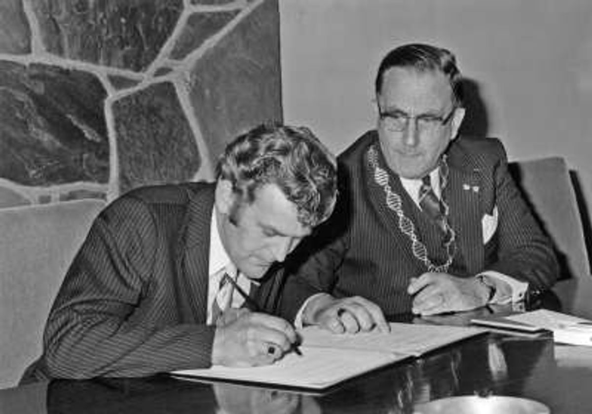 De vader van Bianca Vissers, de 4000ste inwoner, doet aangifte van haar geboorte (18-10-1972)