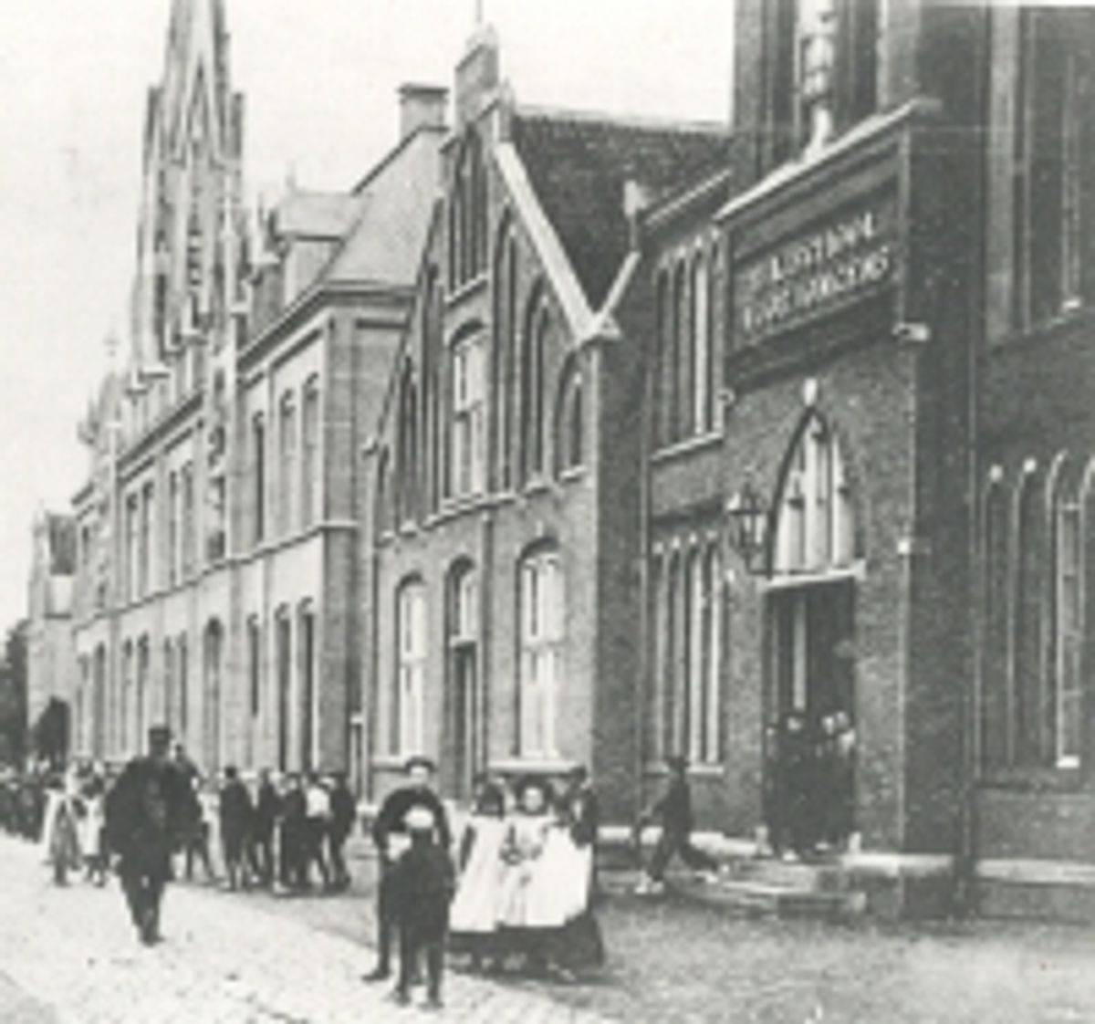 de school in de Van Miertstraat
