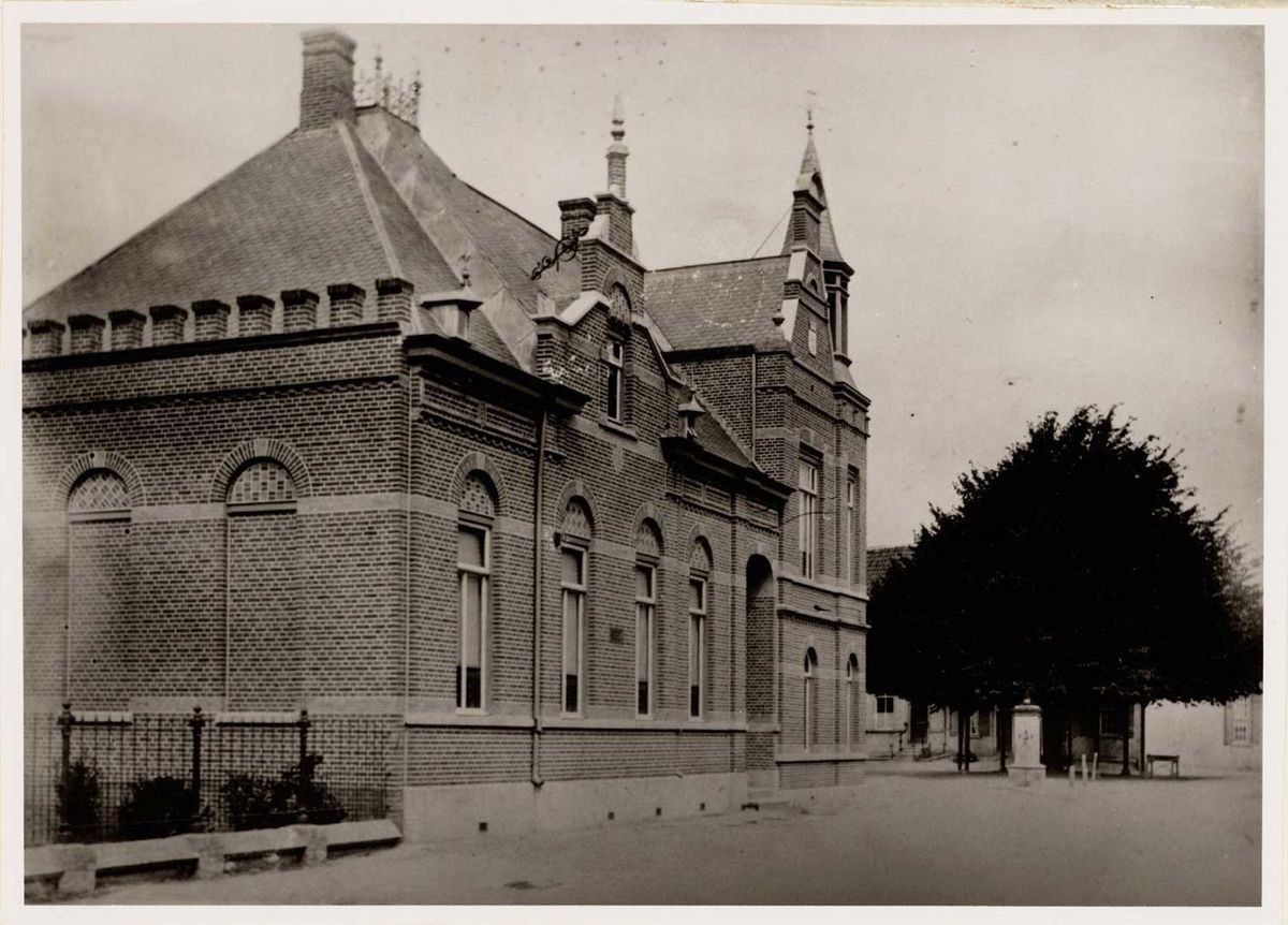 Raadhuis/Gemeentehuis met lindeboom en pomp, 1910