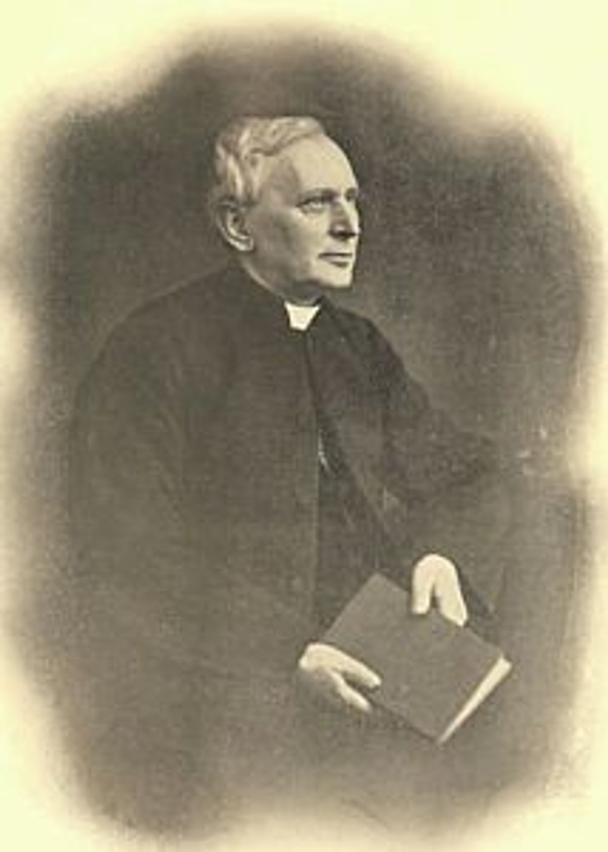 Father Van als pastoor.