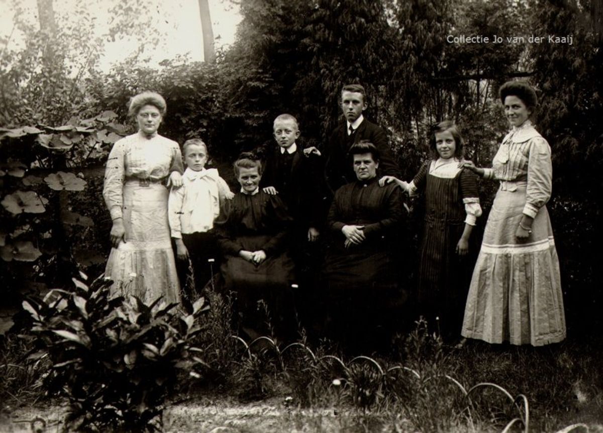 Moeke Leegte met kinderen en familie: Jampie, Willem, Herman en Lena.