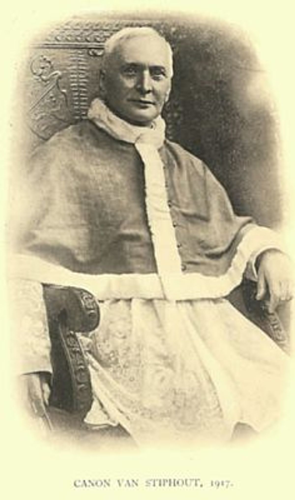 Father Van als kanunnik.