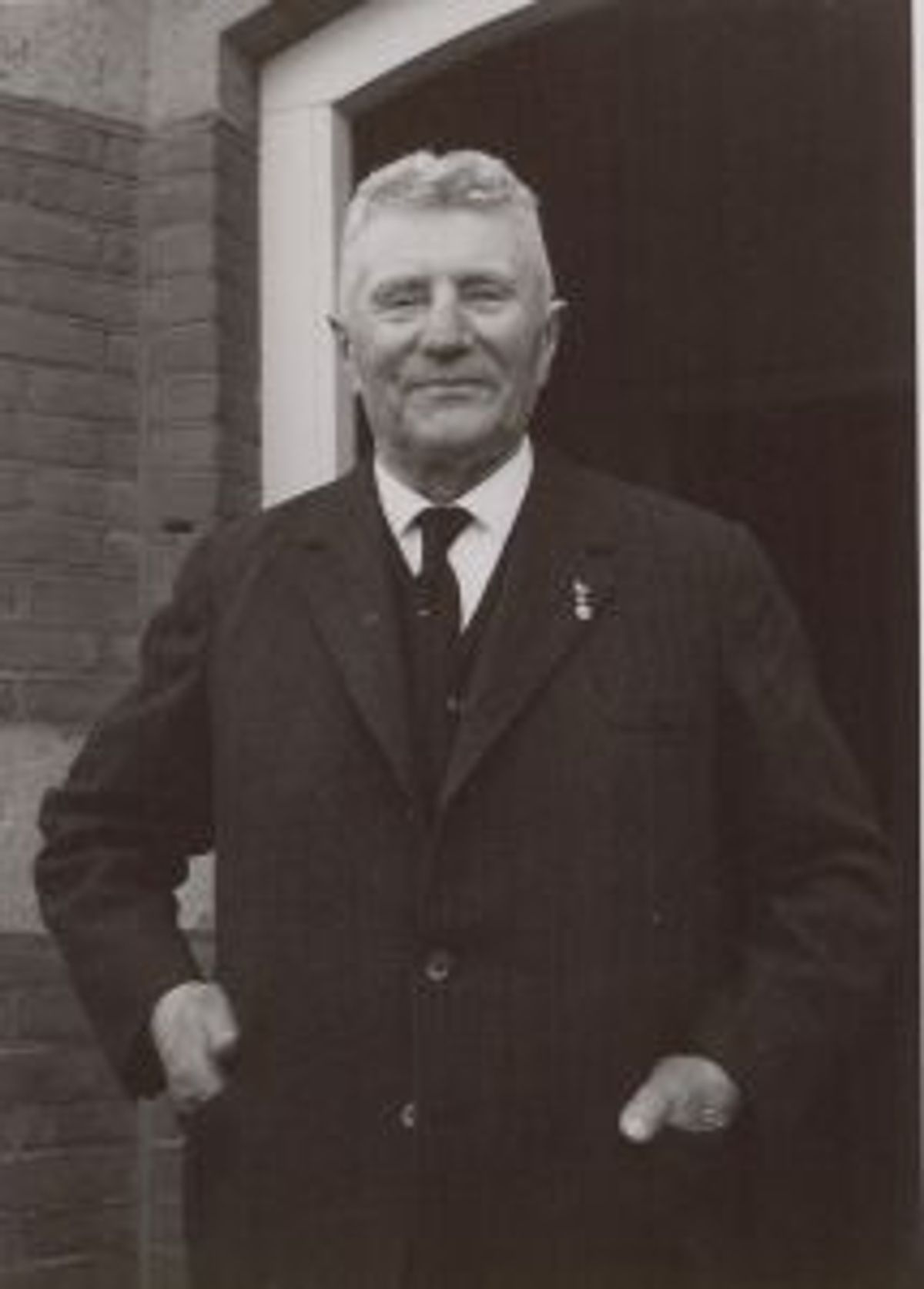 A.W. Van Hout op 90-jarige leeftijd (1967). Wethouder, voorheen actief in de boterhandel, later hout- en klompenfabrikant