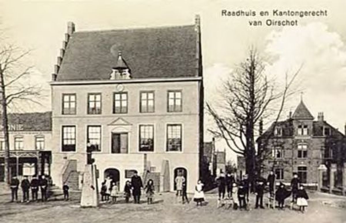 Het raadhuis (links) en het kantongerecht, 1913 (bron: RHCe)