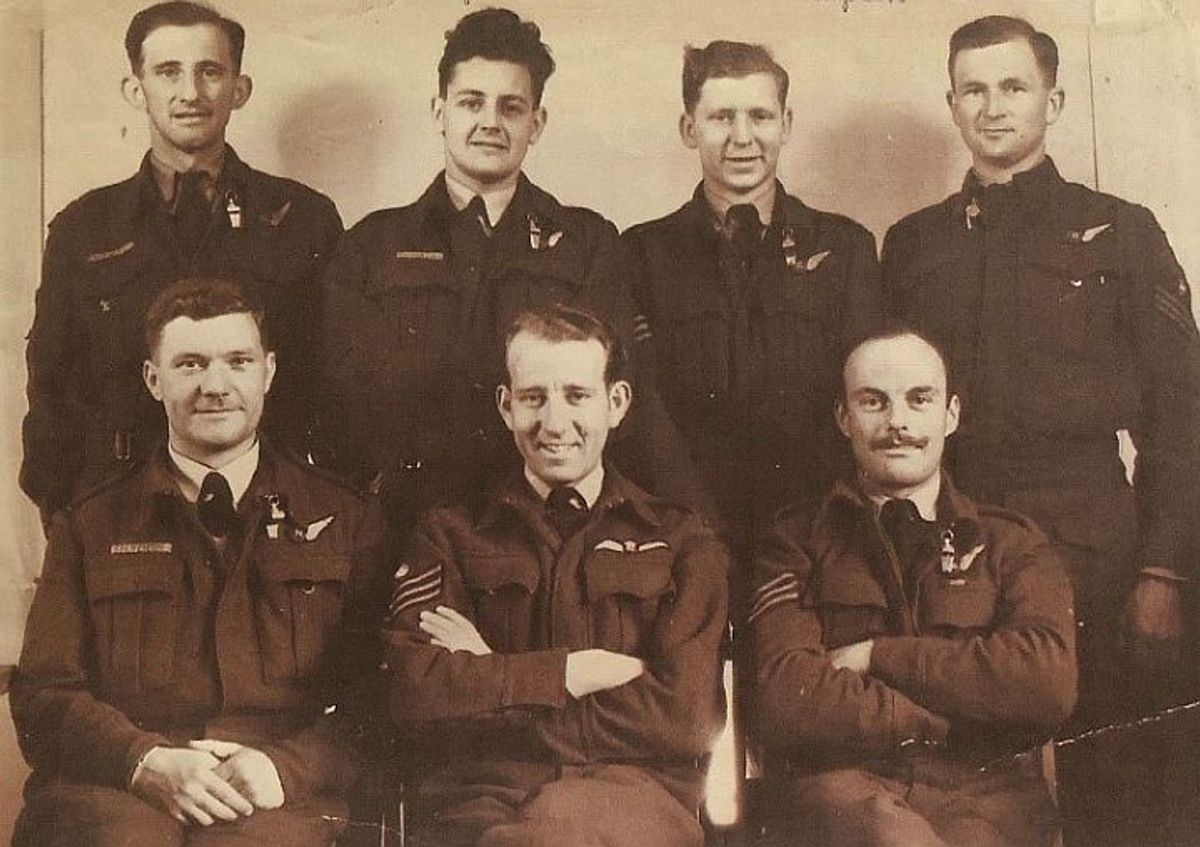 Staand vlnr: A.C. Fletcher, P.E. Tompkins, D.W. Gore, A.A. Simpson; zittend vlnr: J. Stevens, H. Whittington, R.J.M. Batty. (Foto Collectie Willie Bloks-du Maine)